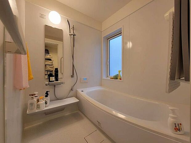 白を基調とした清潔感のある1坪タイプのお風呂。シャワーの高さを上下に調節できるので、背の低いお子様も使いやすい！