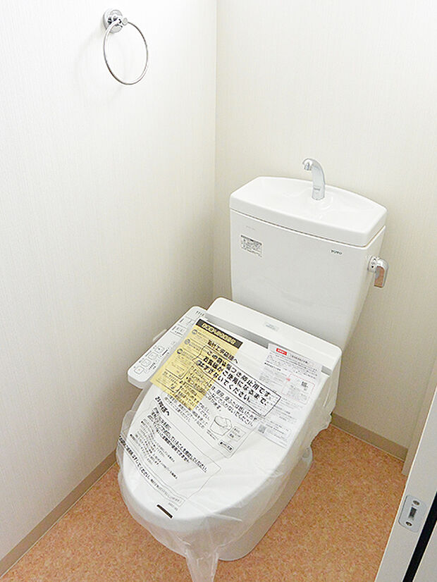 【トイレ】トイレは1年中快適に使用できる温水洗浄便座機能付きです。1階・2階に配置していますので、朝の忙しい時間帯や来客時も重宝しそうです。(建物価格1650万円、建物面積100m2)