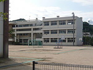 画像20:小学校「広島市立中山小学校まで606ｍ」
