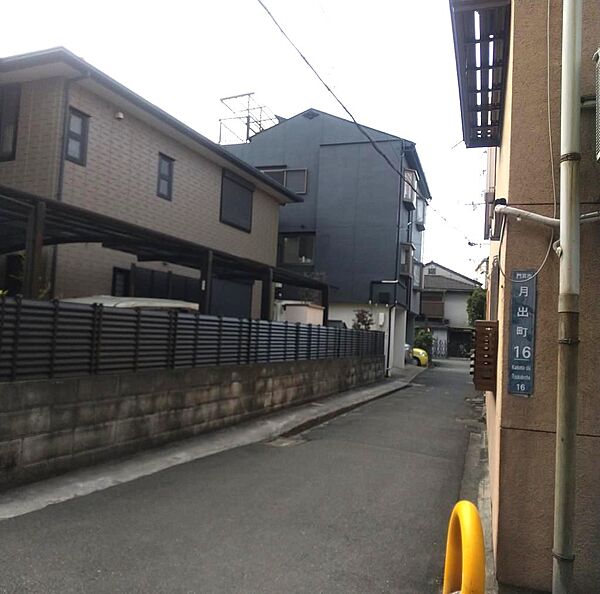 前面道路はまだセットバック前ですので、あまり広くなく、お車の車種は人によっては少し限定されるかもしれません。建て替えの際にはセットバックで建物の大きさは少し小さくなります。