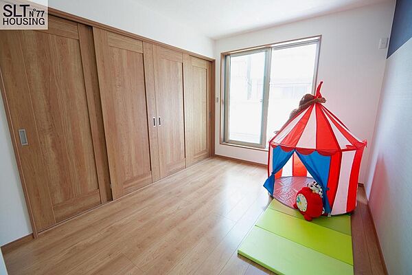 【洋室】大きな窓で日当りも良好。ロフトも完備することで、すっきりとしたお部屋作りが出来ます