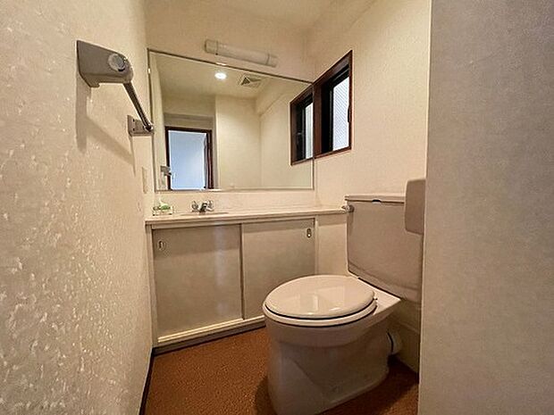 トイレは広く手洗いスペースも別であります。