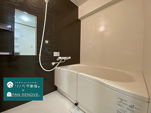 【浴室】毎日の疲れを癒してくれるバスルームです。縦長の大きめのミラーは見やすくて便利。２０２１年１２月にユニットバスを交換しており、新しい浴室でのんびりバスタイムをすごせます。
