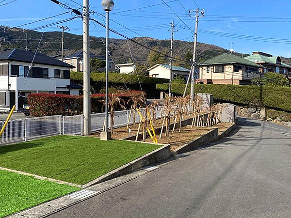 建物の前面には植栽とグリーンベルトでこちらも売買対象となります。