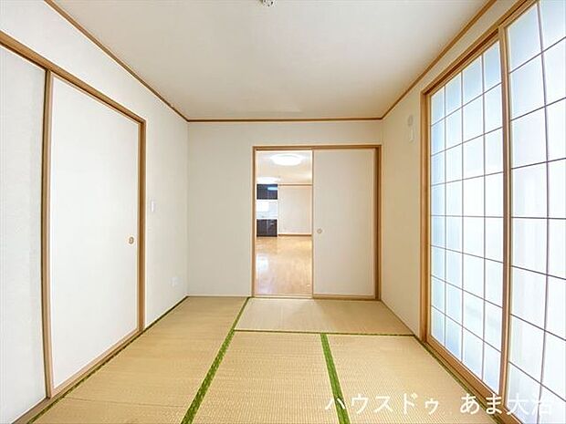 リビングの隣には続き間和室を設けています。6畳の和室は廊下からも出入りが可能な回遊式で、動線もスムーズです。