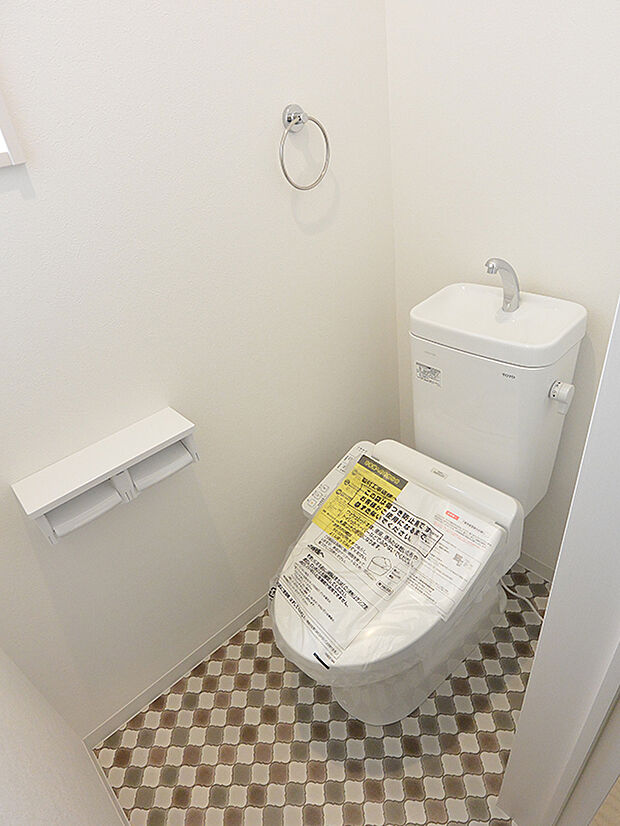 【施工例/トイレ】毎日使用するトイレは、お掃除のしやすいすっきりとしたデザインに。お好みのクロスをセレクトして、空間作りをお楽しみいただけます。