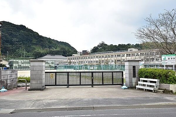 松元中学校【鹿児島市立松元中学校】は、上谷口町に位置する1947年創立の中学校です。令和3年度の生徒数は716人で、21クラスあります。校訓は「向学・進取・希望」です。 2800m