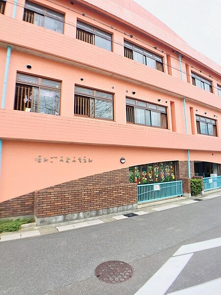 ほんごう幼稚園まで1073m、小学校の手前に大きな幼稚園があります。小学校とともに近くにあるのはうれしいですね。