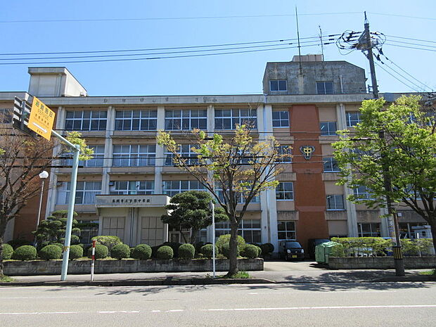 芳野中学校まで約1,400m（徒歩約18分）