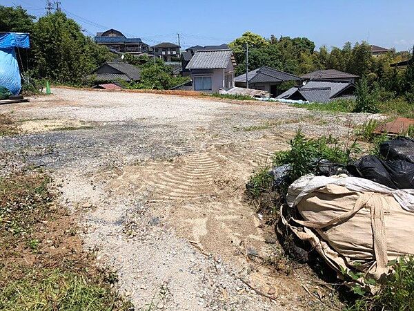 槻田中学校徒歩7分、高槻小学校徒歩9分の住宅街です。