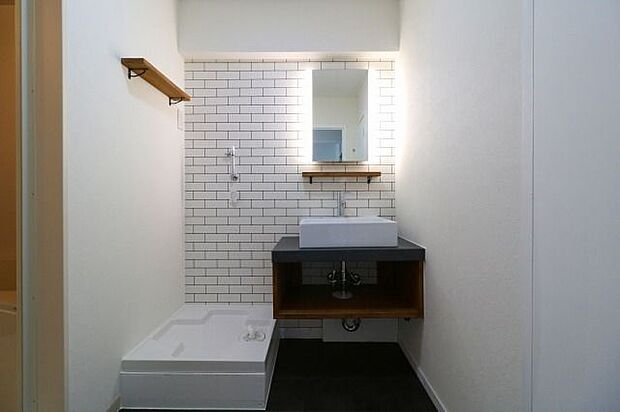 【dressing room】ホワイトレンガ調のクロスとライトの照らし方が工夫され、素敵な空間に。清潔感ある洗面所です。