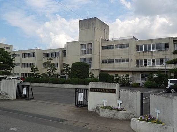 伊勢崎市立あずま南小学校 1319m住宅街に囲まれており、落ち着いた環境で勉強に取り組むことができます♪