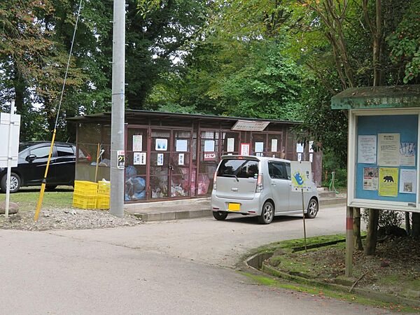 管理事務所にゴミステーションがあります。家の前にゴミを出す必要はありません