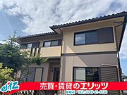 やわらかな色合いで、自然に調和するナチュラルなデザインで、暖かみのあるお家です。