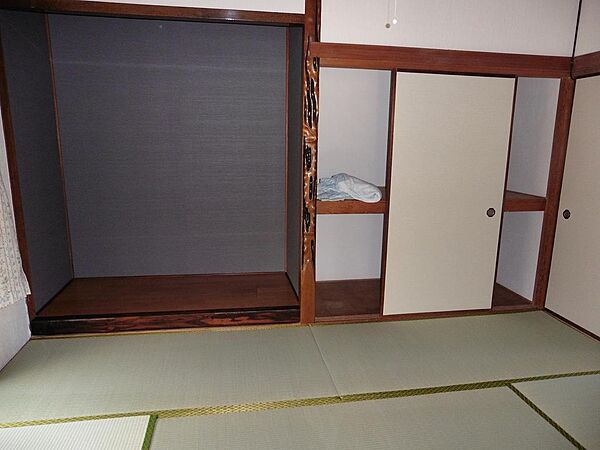 画像3:和室。床の間と押入れあり。