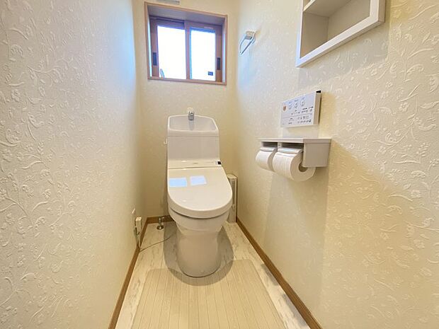 【2階トイレ】各階にトイレがございます◎夜中に階段を下りたりしなくて済むので安全です。