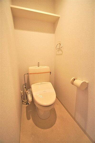 画像16:トイレは温水洗浄機能付き。