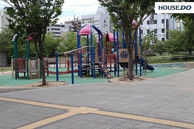 生田川公園 450m。大型複合遊具・広場・トイレなどがあります。春には、布引の花街道と呼ばれた川沿いの桜がライトアップされます。再整備予定。