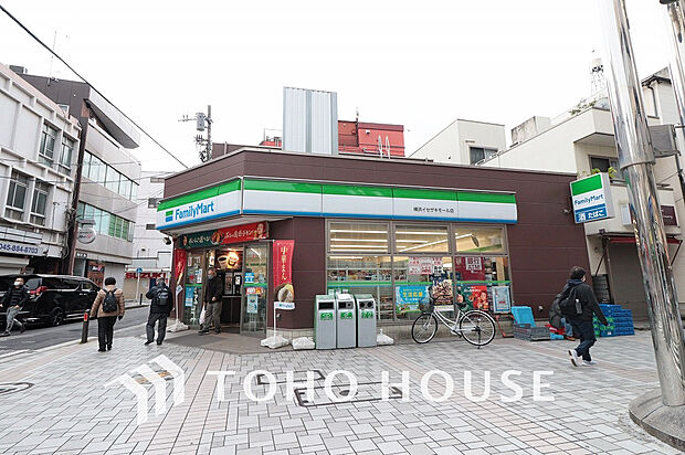 ファミリーマート横浜イセザキモール店　距離550ｍ