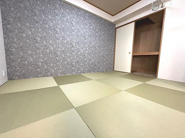 【6帖の和室】オシャレな畳に、壁も落ち着いた色を採用♪しっかり押入もあるので、ご来客の際はこの部屋へ通されてはどうでしょうか？