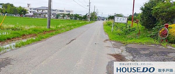 田園風景が広がる立地。前面道路は舗装済みで通行しやすいです。