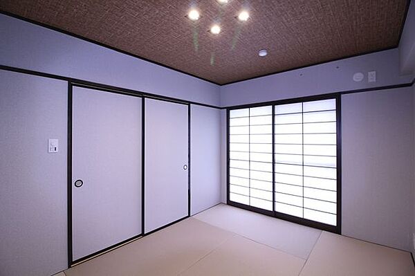 落ち着いた雰囲気のおしゃれな和室です。和室が一部屋あると、落ち着きますね。お子様の遊び場や、寝室、色々とつかっていただけます。