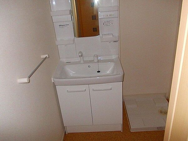 画像6:シャワー付き洗面台に室内洗濯機置き場があります◎