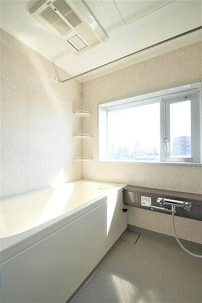 画像17:窓付きのお風呂です。追焚・浴室乾燥・暖房・２４時間換気機能付きです。
