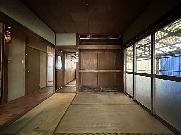【和室4.5帖】伝統的な日本情緒のある、温かみと落ち着きが感じられる和室です。ご家族とのんびり寛ぎの空間としても♪疲れた時の昼寝スペースとしても用途多様な空間です。