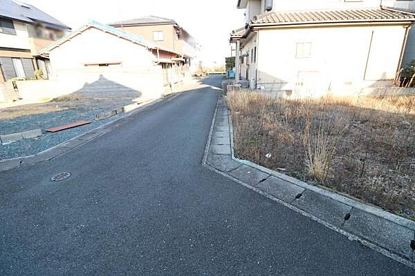 西側から撮影。