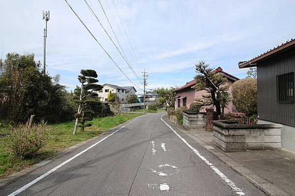 前面道路　北側　約4.0ｍ前面道路は交通量が少なく、運転や駐車が苦手な方も安心できる環境です！！