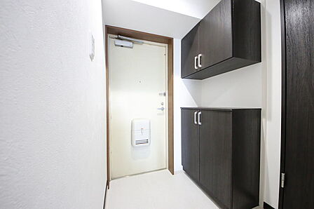 玄関ドア交換予定 明るく広々とした玄関です