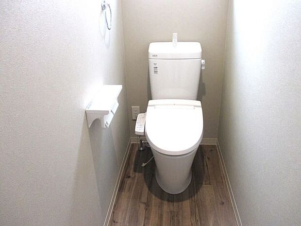 意外とありがたい、1階＆2階トイレあり。夜間の階段往復と、朝のトイレかぶり緩和に効果的！2階トイレは、くつろぎ重視の木目調フロアカラー。手洗い器一体型で、おそうじ面積はミニマムに。