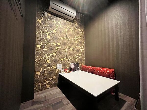 暖かい色合いの小上がりスペースもございます。