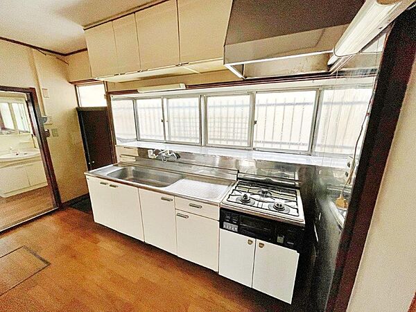 壁付け型のキッチンなので、リビングを広く利用できます。