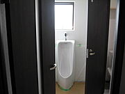 男性専用トイレは、４階です。
