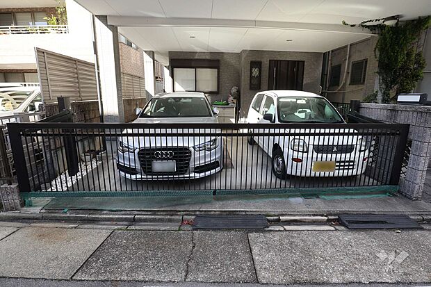 駐車場は並列で2台楽々駐車できます。ビルドインのため大切なお車を守ります。