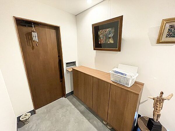 玄関収納もあり、ピクチャーレールつき