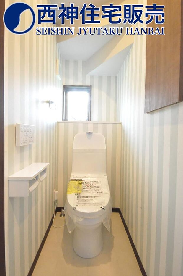 1階ウォシュレット機能付きトイレです。小窓付きで換気良好です！現地（2022年9月3日）撮影