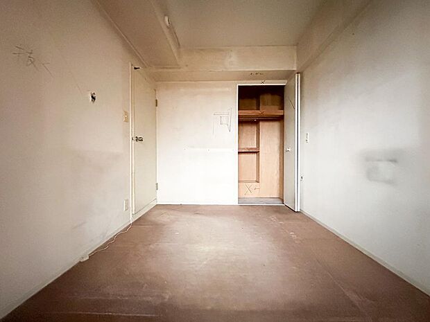 居室。室内はこれからリフォーム施工がなされます。（2023年5月11日撮影）