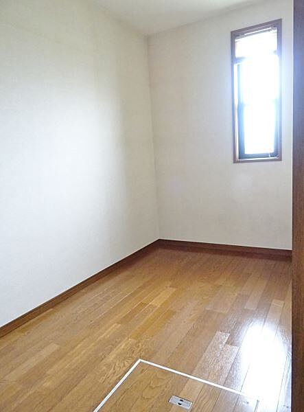 １階にある納戸♪季節用品等何でも収納できます♪