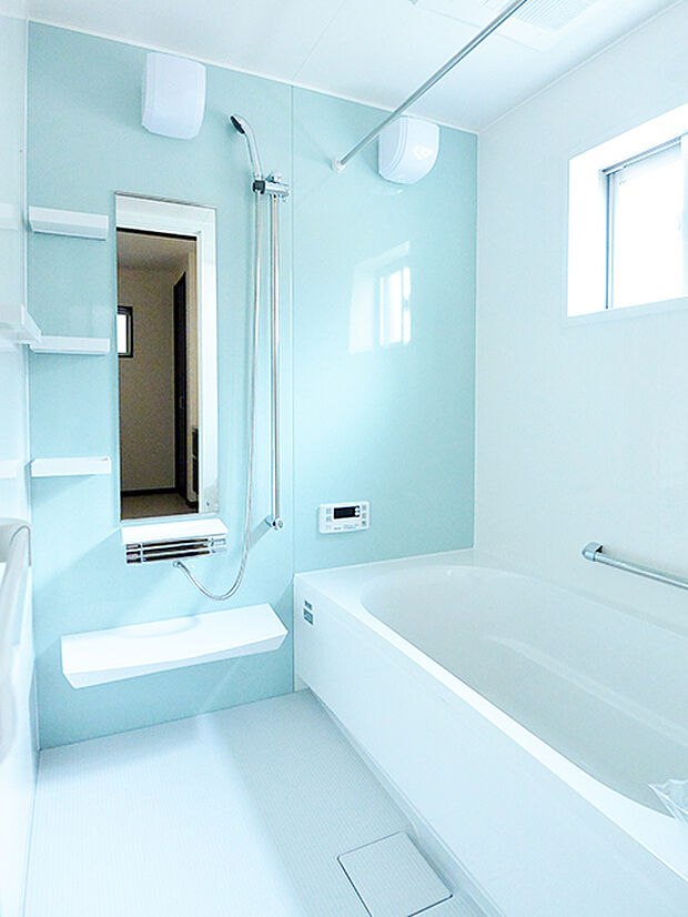 【施工例/バスルーム】浴室は、美しい光沢が魅力の「ホーロークリーン浴室パネル」を採用。ダークブラウン、ダークグレーのほか、華やかなカラーもご用意しています。