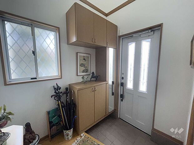 玄関シューズボックスは、使いやすい高さとなっています。天板の上には小物や鍵、写真等を置くスペースとしてもお使い頂けます。