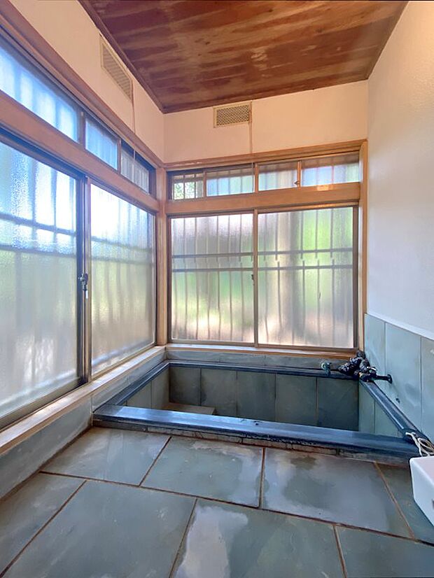 芦之湯温泉が楽しめる浴室です。平成30年に木部交換工事をされています。