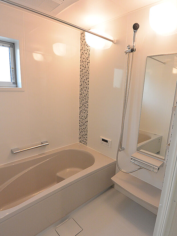 【施工例/バスルーム】浴室は、美しい光沢が魅力の「ホーロークリーン浴室パネル」を採用。様々なテイストのカラーをご用意しています。