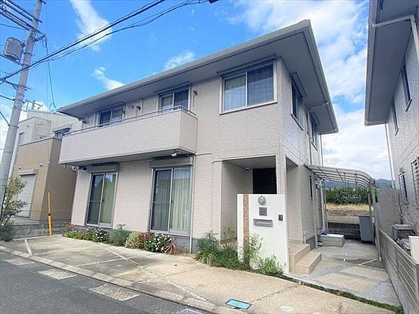 周辺は畑の多い閑静な環境。落ち着いた暮らしをお求めの方に！