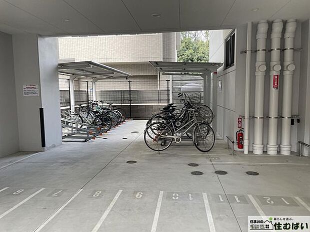 屋根付き駐輪場がございますので自転車をお持ちの方も安心！周辺は平坦地で走行楽々♪ラックもございますので、強風等による倒れ込みも緩和されます。