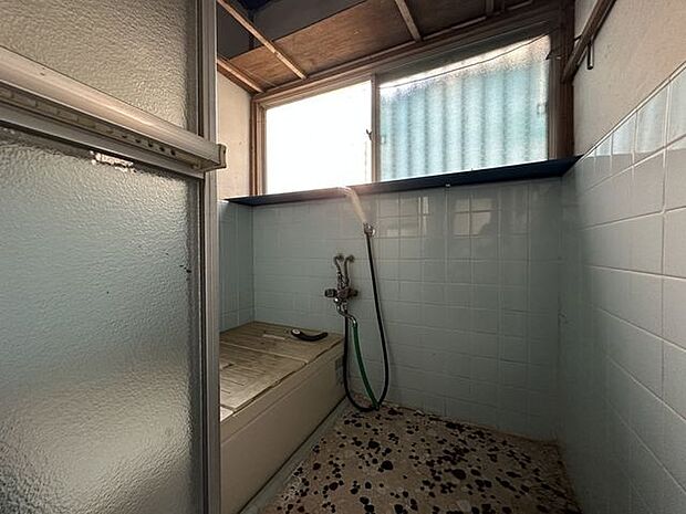 【浴室】窓付きのバスルームは、採光もあり明るく気持ちの良い空間です。窓があることで、換気環境も良好。掃除もスムーズに出来ます。