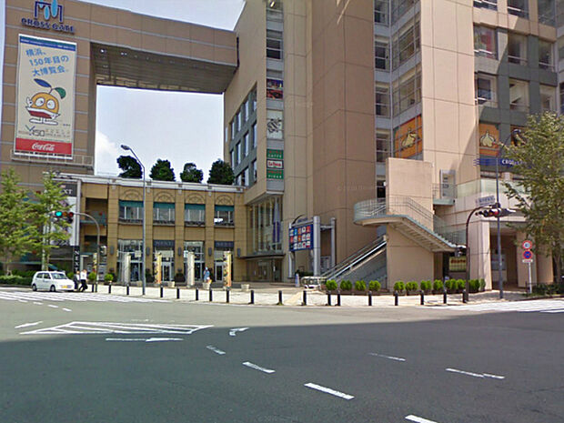 クロスゲートまで1165m、桜木町駅前にある複合商業施設。上層階はオフィスで低層階に飲食店などが揃っています。