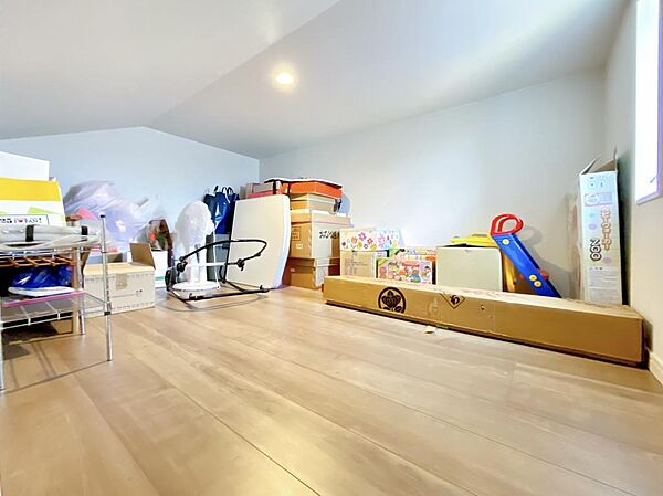 小屋裏収納は約4.5帖の広さがありたっぷり仕舞えます。